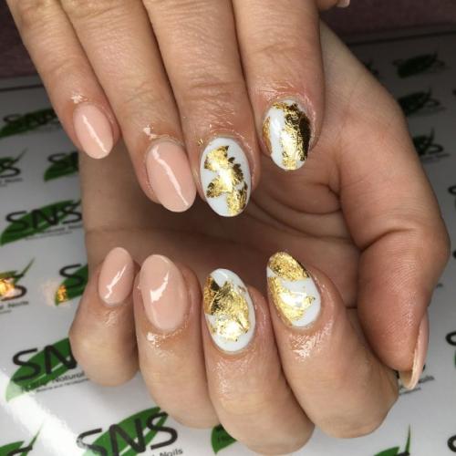 Шикарный белый френч с золотом. 20 идей бело-золотого маникюра