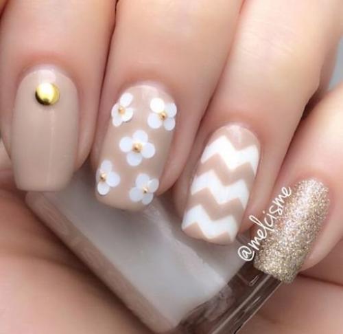 Шикарный белый френч с золотом. 20 идей бело-золотого маникюра