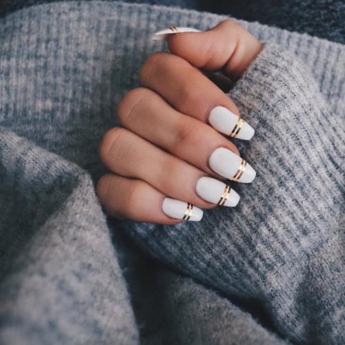 Шикарный белый френч с золотом. 20 идей бело-золотого маникюра