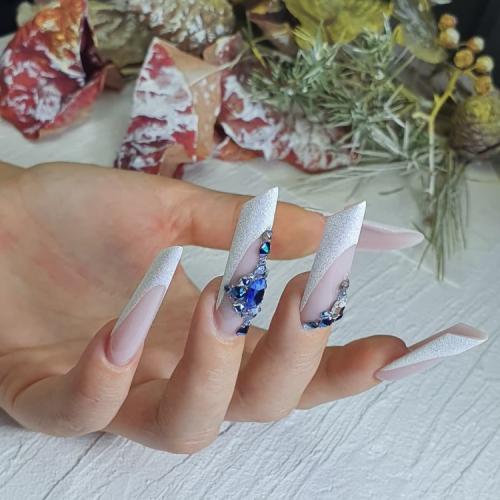 Френч на квадратных ногтях со стразами. Белый френч со стразами