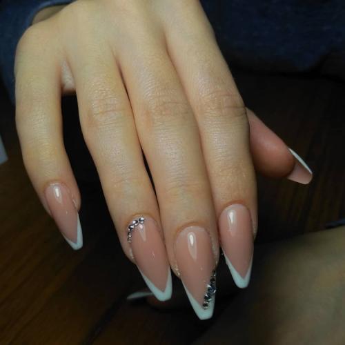 Френч на квадратных ногтях со стразами. Белый френч со стразами