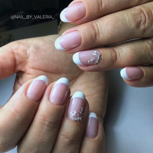 Френч на квадратных ногтях со стразами. Белый френч со стразами