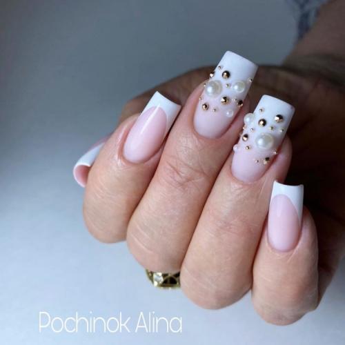 Френч на квадратных ногтях со стразами. Белый френч со стразами