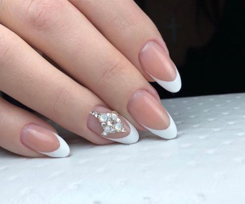 Френч на квадратных ногтях со стразами. Белый френч со стразами