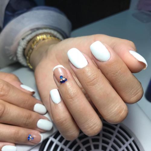 Френч на квадратных ногтях со стразами. Белый френч со стразами