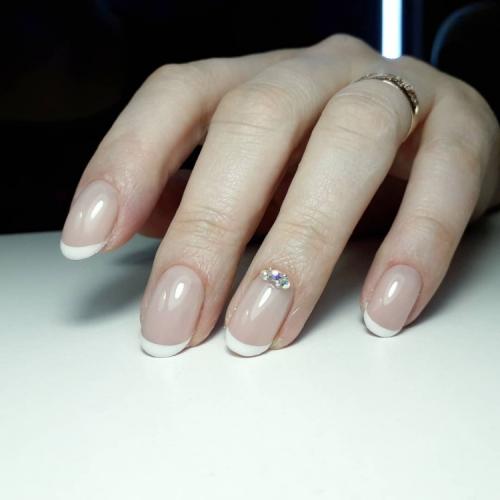 Френч на квадратных ногтях со стразами. Белый френч со стразами