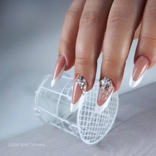 Френч на квадратных ногтях со стразами. Белый френч со стразами