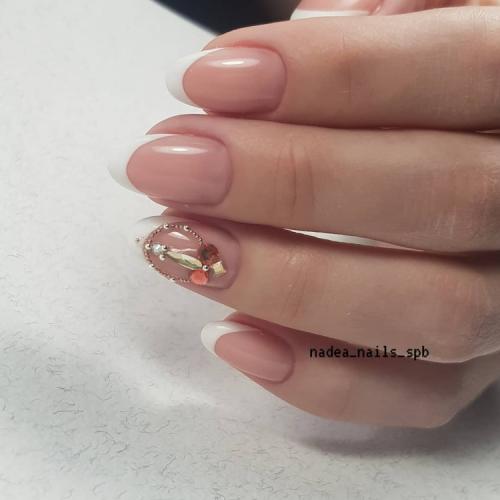 Френч на квадратных ногтях со стразами. Белый френч со стразами