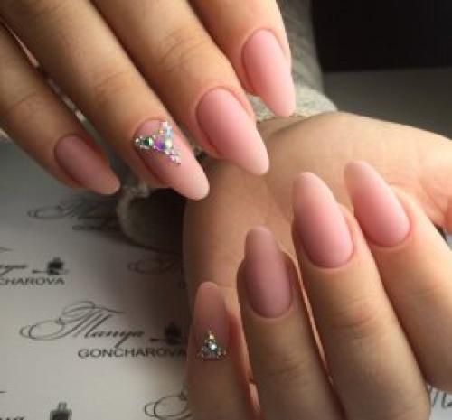 Френч блестками миндаль. Французский маникюр на миндалевидных ногтях: особенности сочетания формы и дизайна