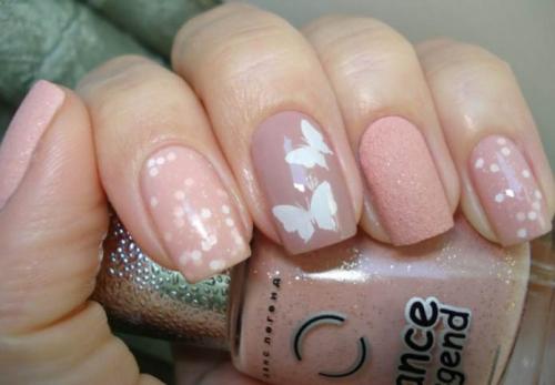 Стильная комбинация бежевого и чёрного цветов в маникюре 28