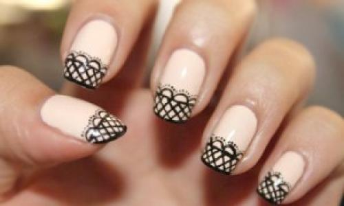 Бежевый маникюр с чёрным цветом. Варианты бежевого маникюра с рисунком черного цвета