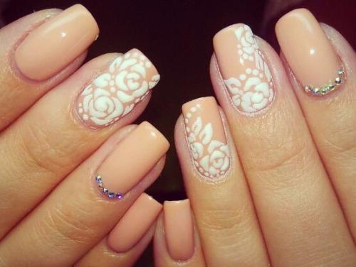 Стильная комбинация бежевого и чёрного цветов в маникюре 25