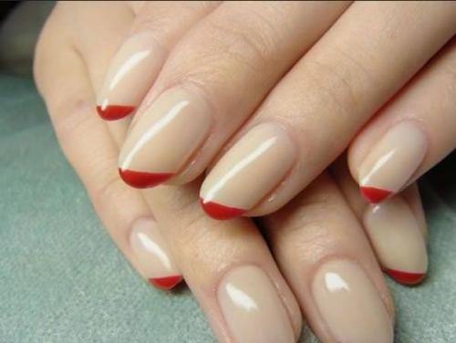 Стильная комбинация бежевого и чёрного цветов в маникюре 29