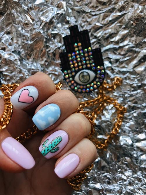 Какие цвета используются для розово-голубых омбре маникюров. Розово голубой маникюр: идеи дизайна и модные варианты применения маникюра в розово-голубом цвете (105 фото + видео)