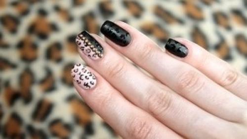 Бежевый маникюр с чёрным цветом. Варианты бежевого маникюра с рисунком черного цвета
