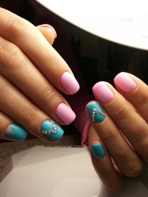 Какие цвета используются для розово-голубых омбре маникюров. Розово голубой маникюр: идеи дизайна и модные варианты применения маникюра в розово-голубом цвете (105 фото + видео)