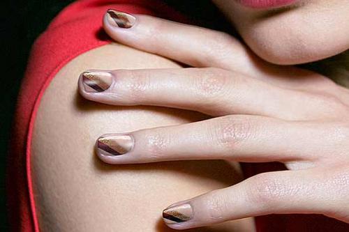 Стильная комбинация бежевого и чёрного цветов в маникюре 33