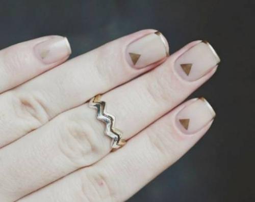 Какие советы можно дать тем кто хочет сделать бежевый маникюр с цветами в домашних условиях. Необычный бежевый маникюр