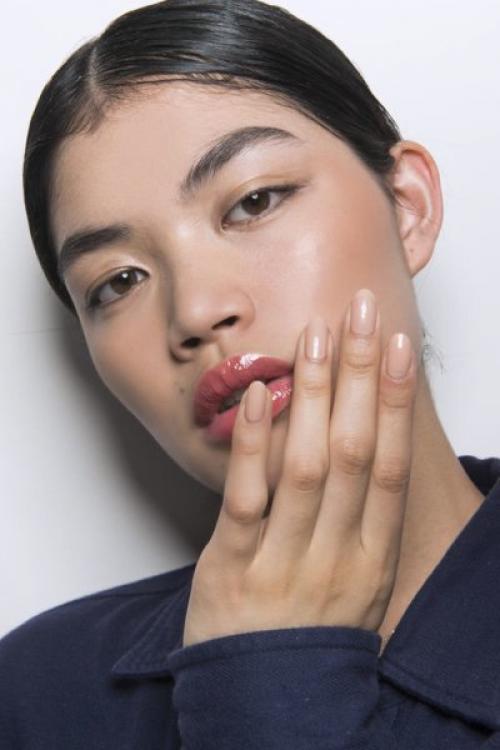 Что такое бежевый маникюр с цветами. Маникюр в бежевых тонах 2024