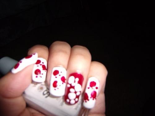 Какие особенности имеют яркие рисунки на ногтях, которые сделаны с помощью лака и иголки. Рисунки на ногтях иголкой