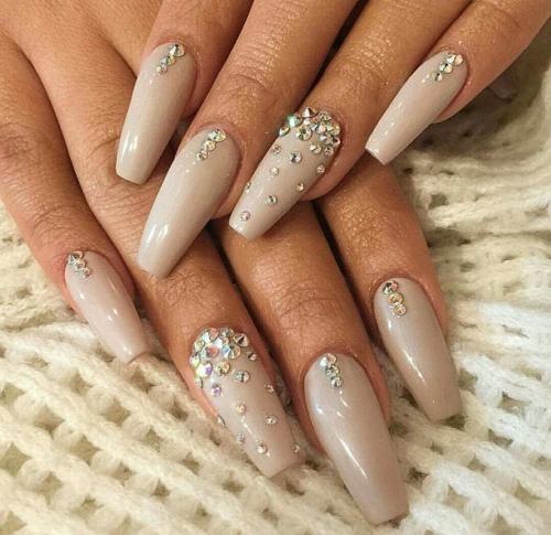 Бежевый маникюр с цветами: как создать стильный и эффектный дизайн 19