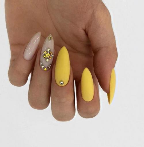 Бежевый маникюр с цветами: как создать стильный и эффектный дизайн 12 Бежевый маникюр с цветами: как создать стильный и эффектный дизайн 12