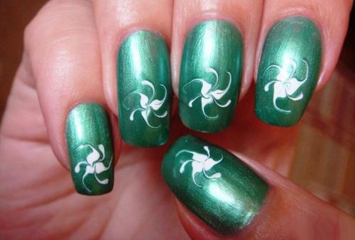 Какие особенности имеют яркие рисунки на ногтях, которые сделаны с помощью лака и иголки. Рисунки на ногтях иголкой