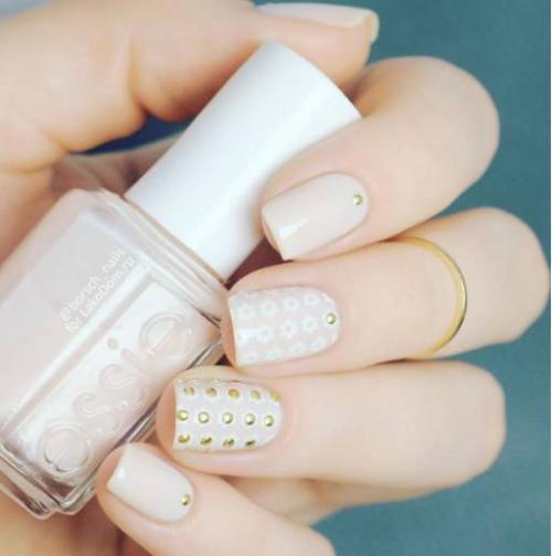 Какие советы можно дать тем кто хочет сделать бежевый маникюр с цветами в домашних условиях. Необычный бежевый маникюр