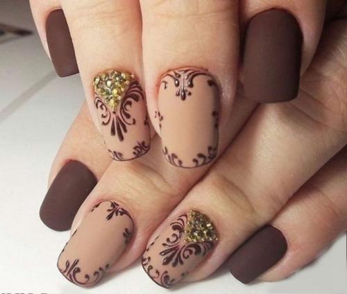 Бежевый маникюр с цветами: как создать стильный и эффектный дизайн 20