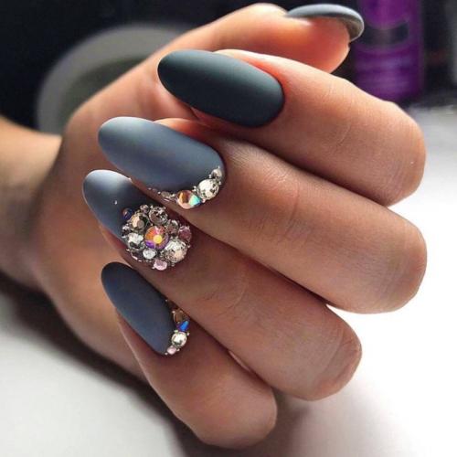 Шикарный маникюр со стразами. Маникюр со стразами (100 фото): интересные идеи и самые красивые сочетания блесток, страз и украшений в маникюре