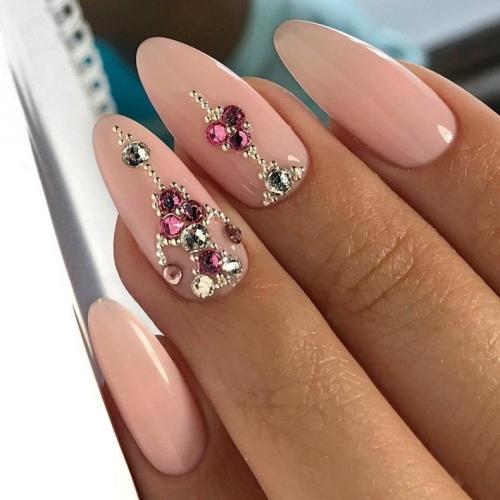 Шикарный маникюр со стразами. Маникюр со стразами (100 фото): интересные идеи и самые красивые сочетания блесток, страз и украшений в маникюре