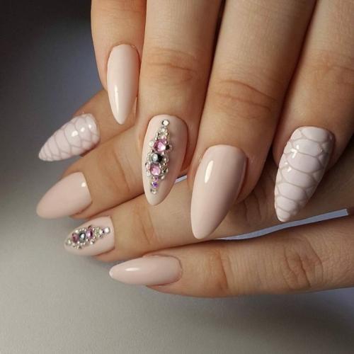 Шикарный маникюр со стразами. Маникюр со стразами (100 фото): интересные идеи и самые красивые сочетания блесток, страз и украшений в маникюре