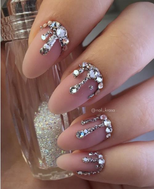Шикарный маникюр со стразами. Маникюр со стразами (100 фото): интересные идеи и самые красивые сочетания блесток, страз и украшений в маникюре