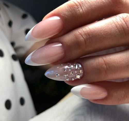 Шикарный маникюр со стразами. Маникюр со стразами (100 фото): интересные идеи и самые красивые сочетания блесток, страз и украшений в маникюре