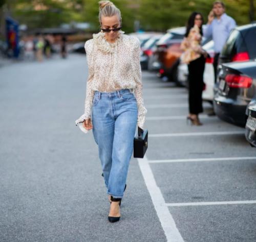 Стильные модели рваных джинсов 2022. Рваные джинсы в 2022 году: тренд или моветон? 31