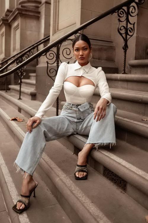 Стильные модели рваных джинсов 2022. Рваные джинсы в 2022 году: тренд или моветон? 26