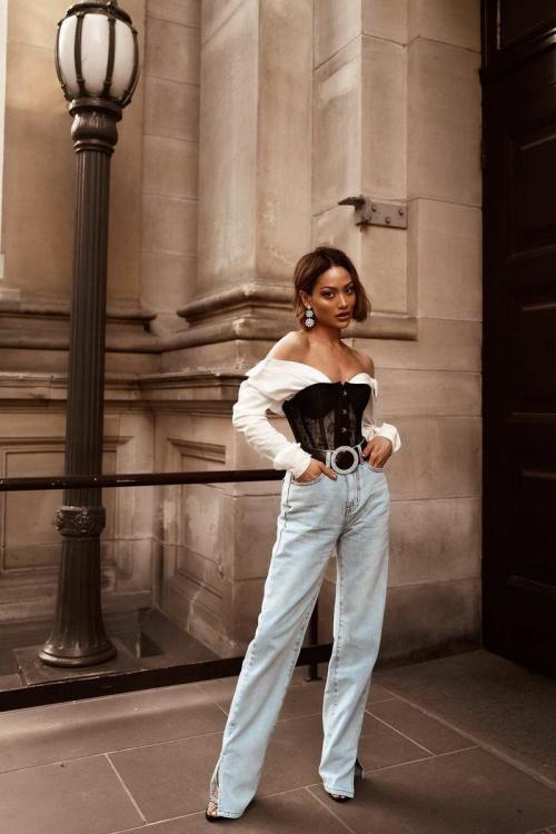 Стильные модели рваных джинсов 2022. Рваные джинсы в 2022 году: тренд или моветон? 27