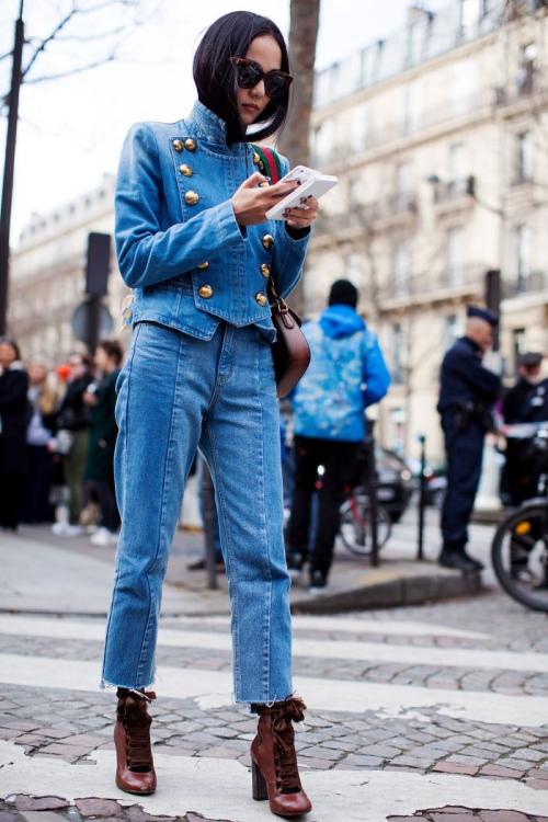 Джинсы клеш 2022. Джинсовые новинки 2022 года