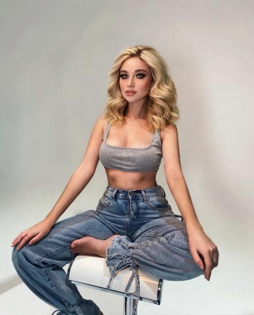 Стильные модели рваных джинсов 2022. Рваные джинсы в 2022 году: тренд или моветон? 28