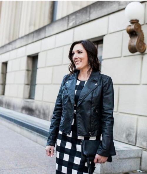 С чем носить косуху женщине з.  Как носить куртку-косуху с платьями и юбками в 2021 году женщинам за 45