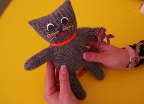 Какие инструменты необходимы для создания лисы-игрушки из перчатки. Как сделать котика из перчатки?