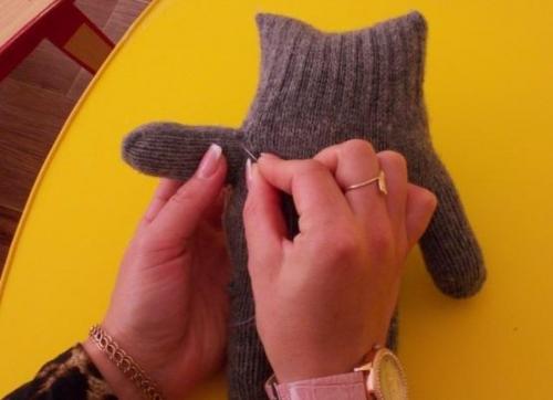 Какие инструменты необходимы для создания лисы-игрушки из перчатки. Как сделать котика из перчатки?