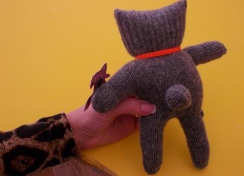 Какие инструменты необходимы для создания лисы-игрушки из перчатки. Как сделать котика из перчатки?