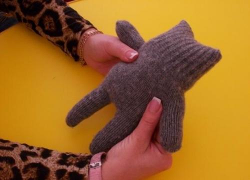 Какие инструменты необходимы для создания лисы-игрушки из перчатки. Как сделать котика из перчатки?