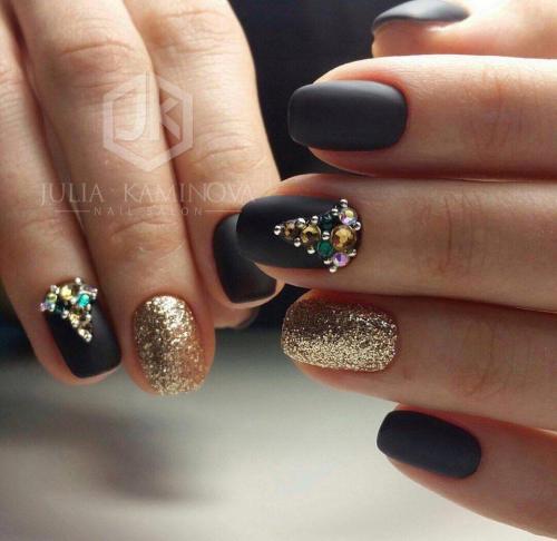 Какие новые возможности открывает шеллак со стразами и блестками в дизайне. Маникюр с блестками и стразами 2024: тренды и тенденции сезона