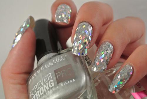 Какие типы украшений можно создать с помощью шеллака со стразами и блестками. Лучшие идеи блестящего маникюра