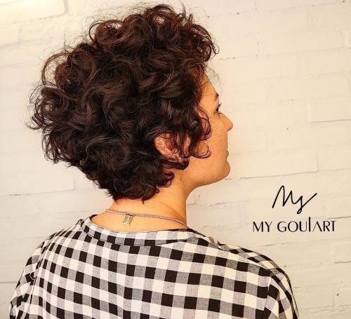 Короткая стрижка на кудрявые волосы для женщины средних лет. 15 стрижек для дам старше 40 лет на волнистые волосы и вьющиеся волосы