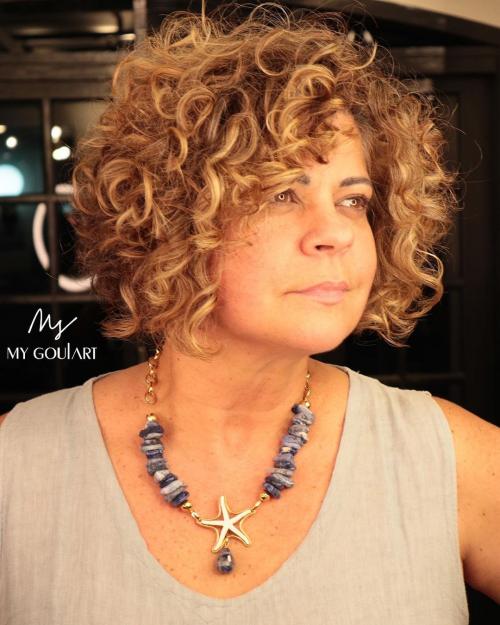 Короткая стрижка на кудрявые волосы для женщины средних лет. 15 стрижек для дам старше 40 лет на волнистые волосы и вьющиеся волосы