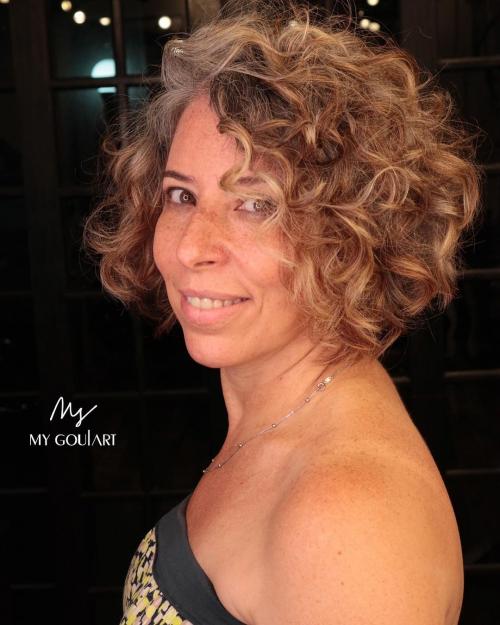 Короткая стрижка на кудрявые волосы для женщины средних лет. 15 стрижек для дам старше 40 лет на волнистые волосы и вьющиеся волосы