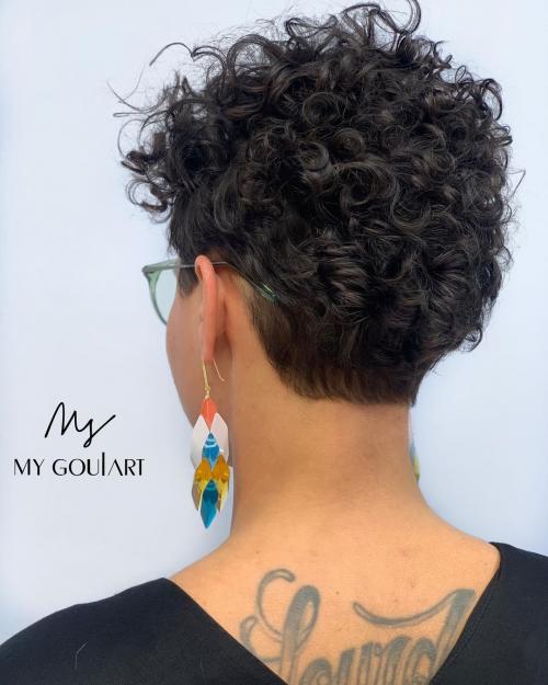 Короткая стрижка на кудрявые волосы для женщины средних лет. 15 стрижек для дам старше 40 лет на волнистые волосы и вьющиеся волосы